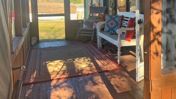 A wooden porch with a ceiling fan, a bench with cushions, and a view of the outdoors. - Mule Town Cottage, Historic Columbia TN. 3BR/2BA (Columbia)