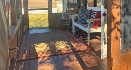 Mule Town Cottage, Historic Columbia TN. 3BR/2BA