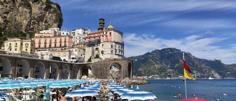 بالقرب من الشاطئ