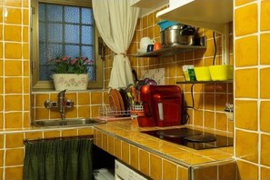 Réfrigérateur, micro-ondes, cafetière/bouilloire