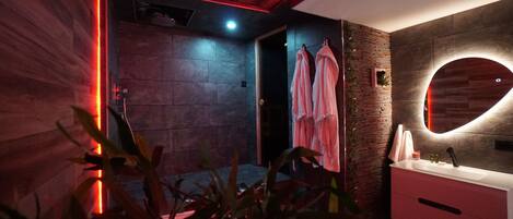 Kombinert dusj/badekar, boblebad, hårføner og håndklær