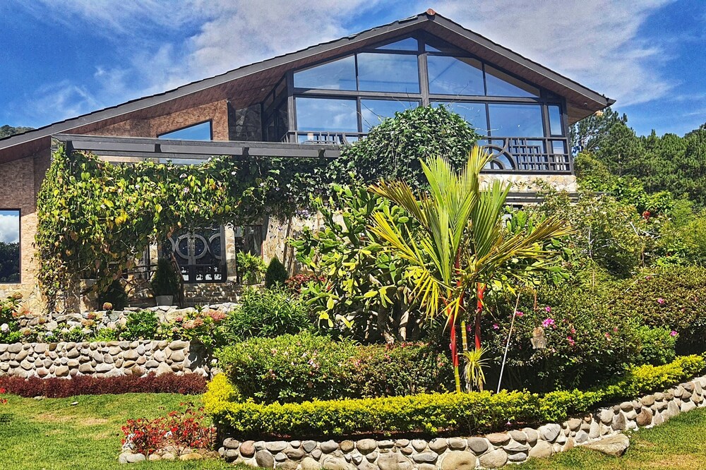 La Residencia by Villa Alejandro