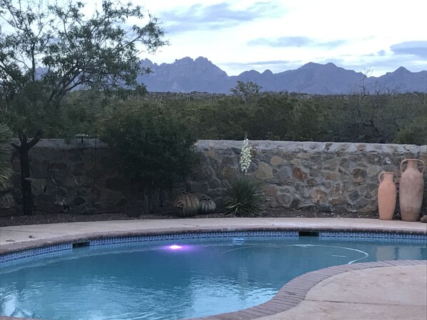 Alberca al aire libre y alberca climatizada