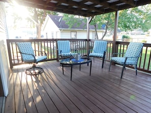 Terrace/patio - Bow Wow-Meow! Fenced Yard-5 min to Downtown Peoria (East Peoria)