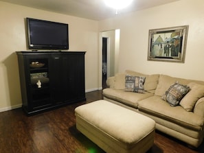 TV, DVD player - Bow Wow-Meow! Fenced Yard-5 min to Downtown Peoria (East Peoria)