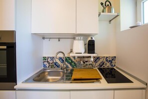 Fridge, oven, dishwasher, coffee/tea maker