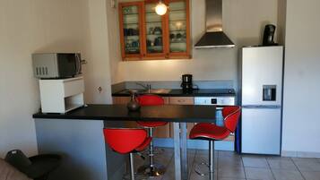 Réfrigérateur, micro-ondes, four, plaque de cuisson