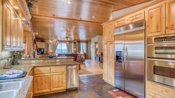 House, Multiple Beds (076 - The Starry Starry Night) | Private kitchen