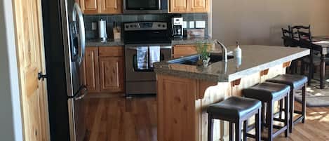 冰箱、微波炉、烤箱、炉灶