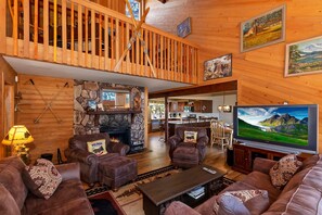 Casa, varias camas (051 - Vista Retreat) | Área de sala de estar | Televisión