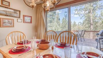 Nhà, nhiều giường (051 - Vista Retreat) | Khu ăn uống