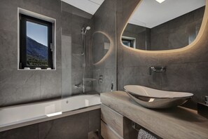 Douche, séchoir à cheveux, serviettes fournies