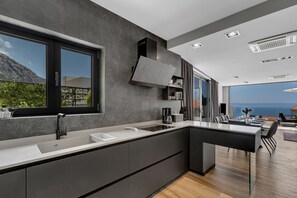 Fridge, microwave, oven, stovetop - Villa Ninona with Heated Pool II (Makarska)