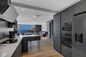 ثلاجة، ميكروويف، فرن، موقد طهي مسطح