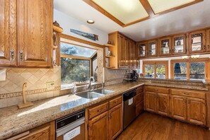 Ferienhaus, Mehrere Betten (053 - Glass House on the Ridge) | Eigene Küche | Kühlschrank, Geschirrspüler, Küchenrolle