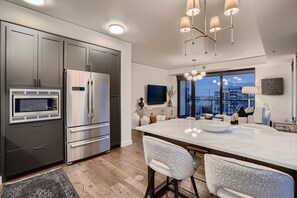 Frigorifero, microonde, forno, piano cottura