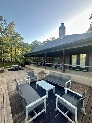 Terrace/patio - Lake House Gem: Cozy Waterfront Escape (Pittsburg)