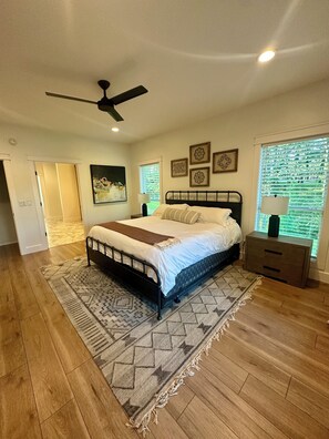 3 bedrooms, free WiFi, bed sheets - Lake House Gem: Cozy Waterfront Escape (Pittsburg)