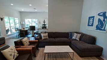 Een smart-tv, een open haard en een tafeltennistafel