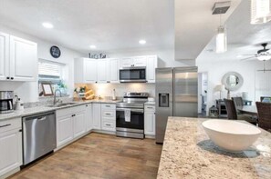 Fridge, microwave, oven, stovetop - 🌴Clearwater A - St Peter airport 🛫￼ (Clearwater)