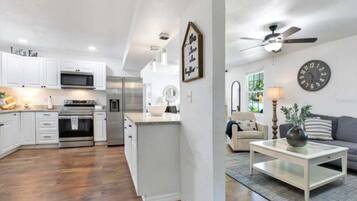 Geladeira, micro-ondas, fogão, cooktop