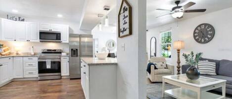 Refrigerador, microondas, horno, placa de cocina