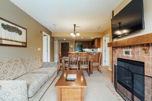 スマートテレビ、暖炉、テーブルサッカー台