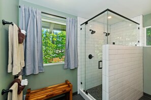 House, Multiple Beds (006 - 12 Bear Lodge) | Bathroom | Soap, toilet paper - 006 - 12 Bear Lodge (Big Bear Lake)