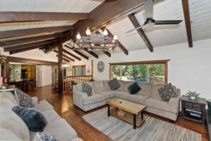 獨棟房屋, 多張床 (006 - 12 Bear Lodge) | 起居區 | 電視