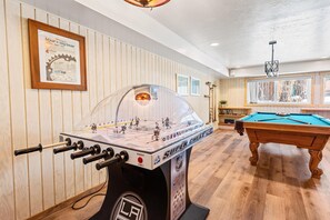 Maison, plusieurs lits (006 - 12 Bear Lodge) | Salle de jeux