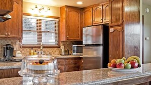House, Multiple Beds (089 - Chic Chalet) | Private kitchen - 089 - Chic Chalet (Big Bear Lake)