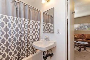 Ferienhaus, Mehrere Betten (066 - Morningwood) | Badezimmer | Seife, Toilettenpapier