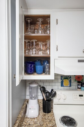 Fridge, microwave, oven, stovetop - Spacious 2 bd/2b Arcadian Dunes near Shore Drive, Ocean Annie's, golf & beach (Myrtle Beach)