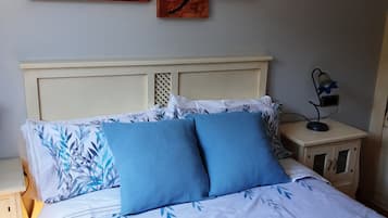 2 slaapkamers, een bureau, een strijkplank/strijkijzer, reisbedje