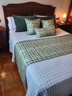 2 Schlafzimmer, Schreibtisch, Bügeleisen/Bügelbrett, Reisekinderbett