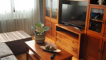 Een smart-tv en boeken