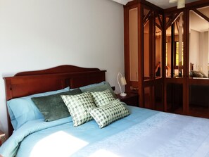 3 bedrooms, desk, iron/ironing board, travel cot