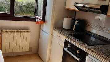 Frigorífico, microondas, horno y placa de cocina