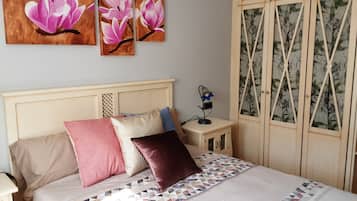 2 makuuhuonetta, työpöytä, silitysrauta/-lauta, vauvan matkasänky