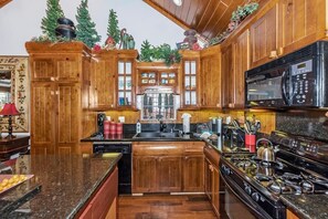 Maison, plusieurs lits (035 - Safe Haven) | Cuisine privée | Réfrigérateur, lave-vaisselle, serviettes en papier