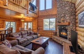 House, Multiple Beds (004 - Bearadise) | Living area - 004 - Bearadise (Big Bear Lake)