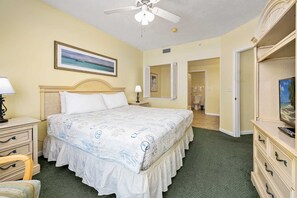 3 quartos, escrivaninha, ferros/tábuas de passar roupa, berço de viagem