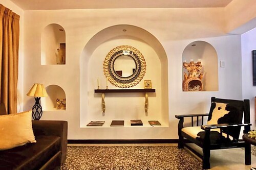 Luxury 2BR/2BA w/ Jacuzzi - Walk to Beach & Castle