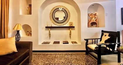 Luxury 2BR/2BA w/ Jacuzzi - Walk to Beach & Castle