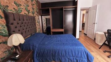 2 bedrooms, in-room safe, desk, iron/ironing board