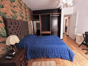 2 bedrooms, in-room safe, desk, iron/ironing board