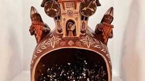 A decorative ceramic structure with multiple figures and floral patterns. - Luxury 2BR/2BA w/ Jacuzzi - Walk to Beach & Castle (Chancay)
