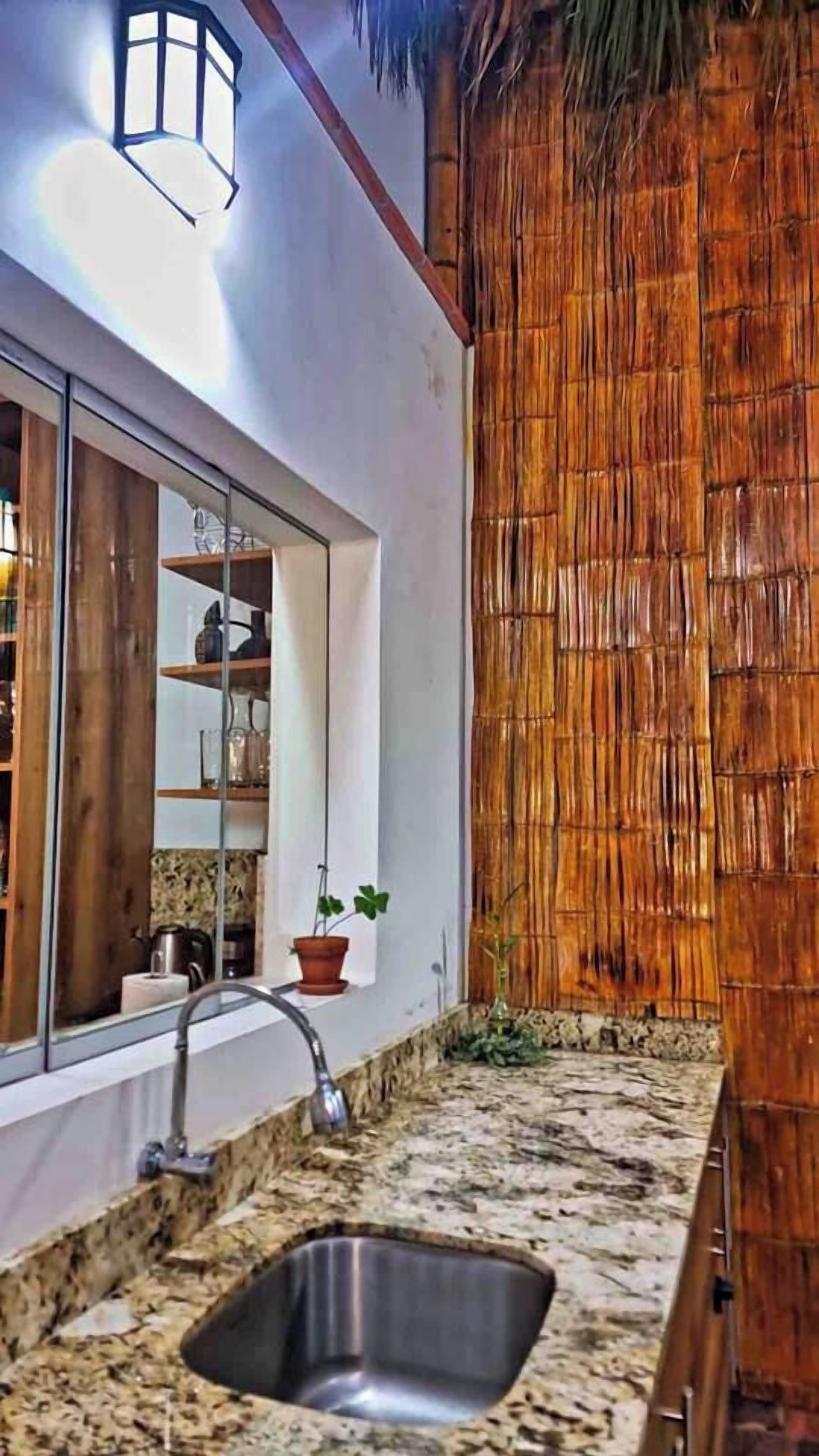 Ducha y bañera combinadas, secador de pelo, toallas y jabón