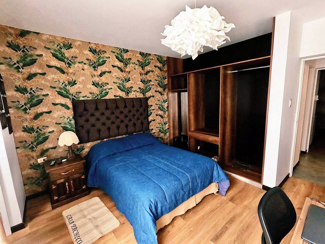 1 dormitorio, caja fuerte, escritorio y tabla de planchar con plancha