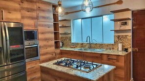 Frigorifero, microonde, forno, piano cottura